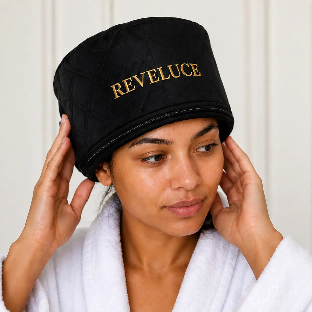 Casque chauffant REVELUCE porté par une femme au cheveux crépu.