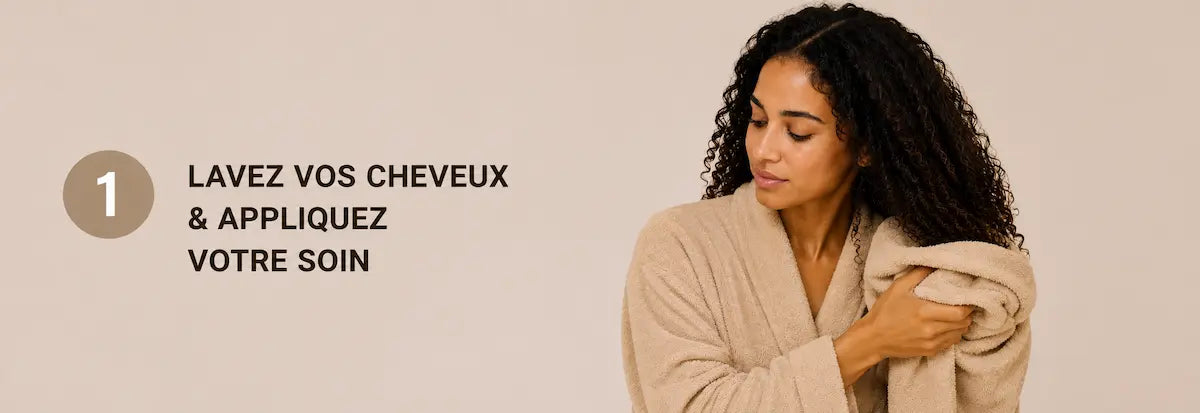 Femme au cheveux afro bouclés qui essore ses cheveux lavés et puis applique son masque capillaire avant l'utilisation du casque chauffant.
Texte à côté de la femme : "ETAPE 1 : LAVEZ VOS CHEVEUX ET APPLIQUEZ VOTRE SOIN CAPILLAIRE"