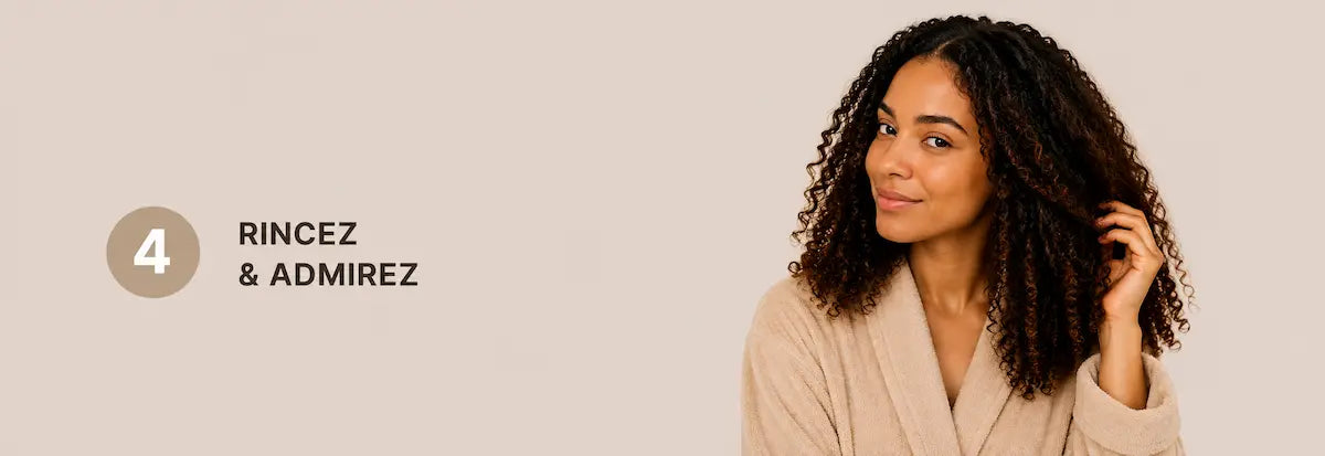 Résultat après utilisation d'un casque chauffant capillaire : les cheveux de la femme afro et bouclés sont nourris, hydratés, souples et brillants.
Texte à côté de la femme : "ETAPE 4 : RINCEZ ET ADMIREZ"
