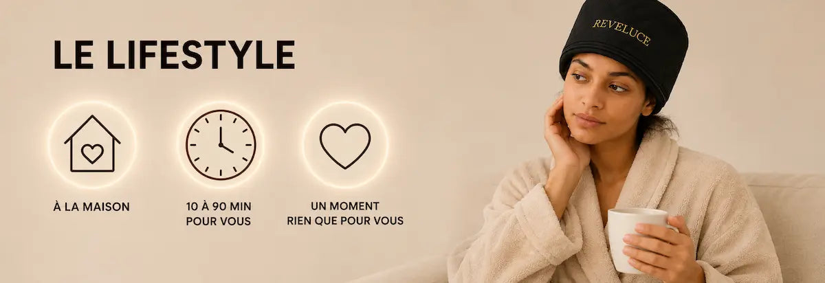 Femme au cheveux afro bouclés crépu profitant d'un soin capillaire relaxant à domicile avec le casque chauffant REVELUCE.
A côté, le titre "LE LIFESTYLE" avec 3 icones avec en dessous de chacune d'elles un texte disant : "à la maison"; "10 à 90 minutes pour vous"; "un moment rien que pour vous"