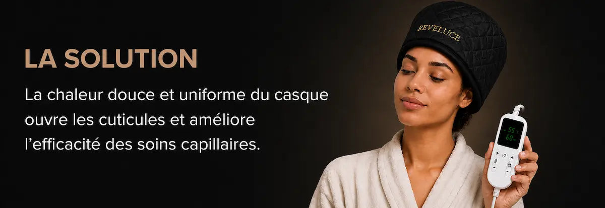 Femme au cheveux afro bouclés crépu qui utilise le casque chauffant REVELUCE avec un masque capillaire pour favoriser la pénétration des soins.
A côté, le titre "LA SOLUTION" avec un texte disant : "La chaleur douce et uniforme du casque ouvre les cuticules et améliore l'efficacité des soins capillaires."